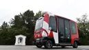 Bus tanpa sopir alias bus otonom melaju di dekat stasiun kereta api Bad Birnbach, Jerman selatan, pada 7 Oktober 2019. Bus tanpa sopir ini bergerak sepanjang rute yang telah diprogram dengan kecepatan awal yang dibatasi sampai 15 kilometer per jam. (Christof STACHE / AFP)
