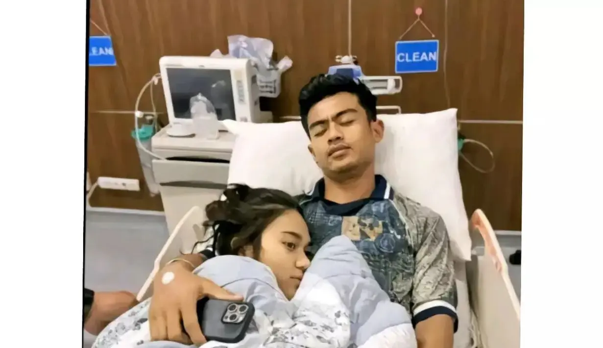 Tampak Azizah Salsha memeluk erat sang suami yang terbaring di kasur dengan jerseynya. [@azizahsalsha_/@anggiestwn]
