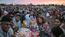 Warga bersiap buka puasa di pantai Rabat, Maroko (9/6). Selama Ramadan, banyak warga Maroko berkunjung ke pantai menikmati angin Atlantik dan menikmati pemandangan laut. (AP Photo/Mosa'ab Elshamy)