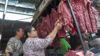 Menurut Wakil Menteri Perdagangan Bayu Krisnamurthi, pemerintah terus berupaya untuk menjaga agar tidak terjadi lonjakan harga yang terlalu  tinggi di tingkat konsumen, Pasar Senen, Jakarta, Rabu (25/6/2014) (Liputan6.com/Faizal Fanani)