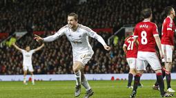 Pemain Swansea City, Gylfi Sigurdsson merayakan golnya ke gawang Manchester United pada lanjutan Liga Premier Inggris di Stadion Old Trafford, Sabtu (02/01/2016). Manchester United menang 2-1. (Reuters/Carl Recine)
