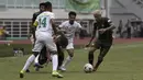 Gelandang Tira Persikabo, Ciro Alves, berebut bola dengan pemain Persebaya Surabaya pada laga Shopee Liga 1 di Stadion Pakansari, Bogor, Sabtu (9/11). Persebaya tahan imbang Tira Persikabo 2-2. (Bola.com/Yoppy Renato)