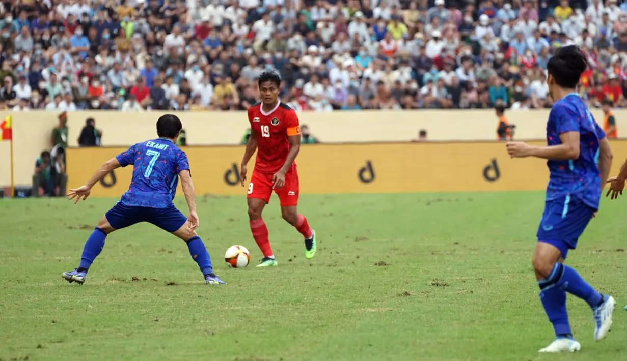 Pemain Timnas Indonesia U-23 Fachruddin Aryanto (tengah) mengontrol bola saat melawan Timnas Thailand U-23 pada pertandingan semifinal SEA Games 2021 di Thien Truong Stadium, Vietnam, Kamis (19/5/2022). Timnas Indonesia U-23 kalah 0-1. (Dok. PSSI)