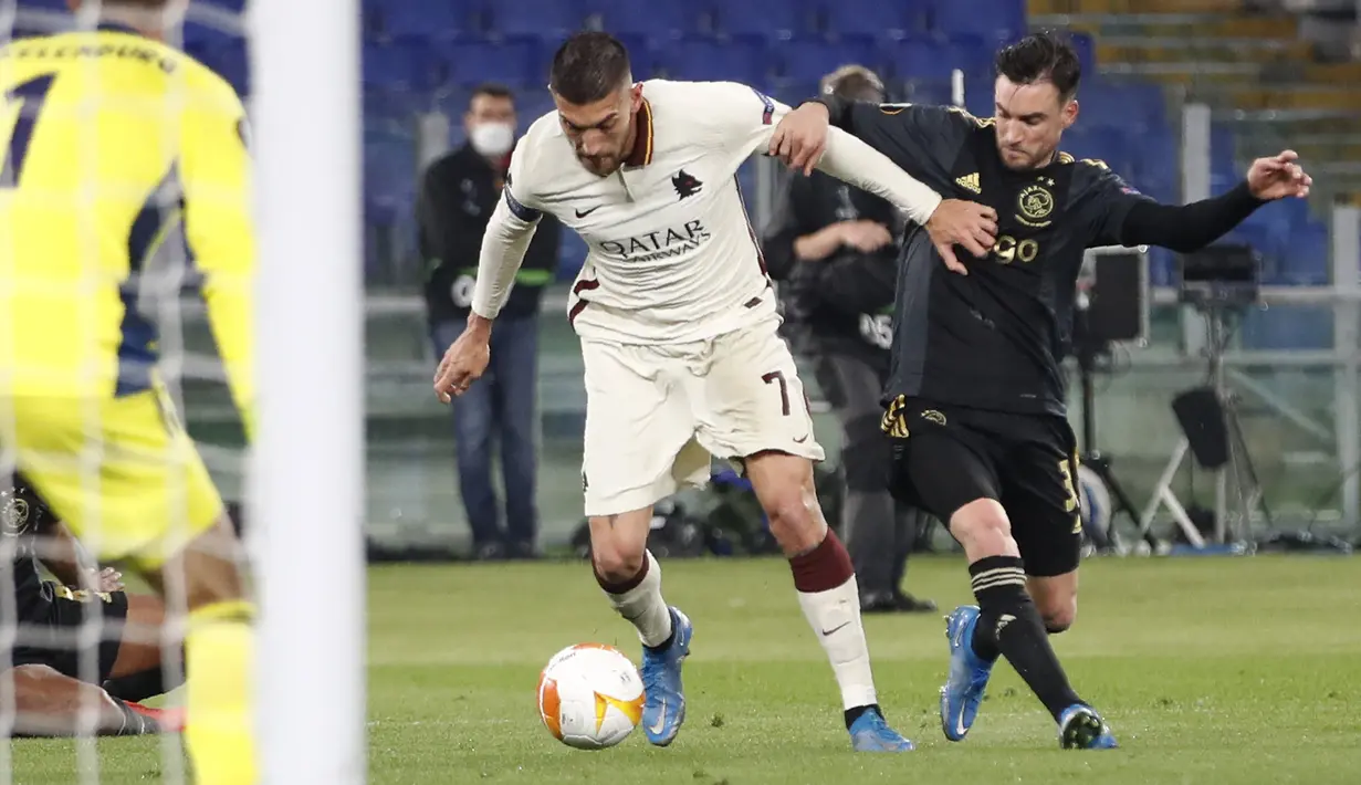 Gelandang AS Roma, Lorenzo Pellegrini dan bek Ajax Amsterdam, Nicolas Tagliafico bersaing pada leg kedua perempat final Liga Europa di Olimpico, Jumat (16/4/2021) dini hari WIB. AS Roma melaju ke semifinal Liga Europa musim ini setelah bermain imbang 1-1 lawan Ajax. (AP Photo/Alessandra Tarantino)