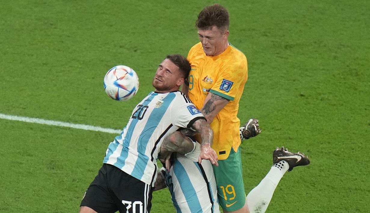 Australia bahkan mampu memperoleh peluang matang saat laga belum genap setengah jam. Bola sundulan Harry Souttar dalam sebuah kemelut di depan gawang Argentina masih mampu diblok barisan pertahanan Tim Tango. (AP/Alessandra Tarantino)