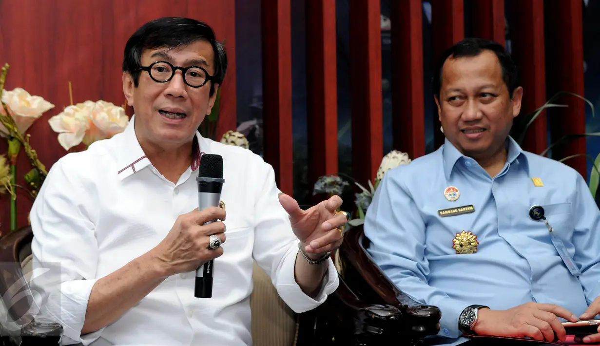 Menkumham, Yasonna H Laoly (kiri) memberi keterangan jelang menyerahkan SK Pengesahan Komposisi dan Personalia DPP Partai Golkar 2014-2019 ke Sekjen Partai Golkar Munas Bali, Idrus Marham di Jakarta, Selasa (26/4/2016). (Liputan6.com/Helmi Fithriansyah)