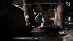 Anak-anak saat bermain di permukiman kolong tol kawasan Tanjung Priok, Jakarta, Rabu (16/1). BPS mencatat persentase jumlah penduduk Indonesia miskin pada September 2018 sebesar 9,66 persen atau menurun 0,16 persen. (Merdeka.com/Iqbal S Nugroho)