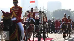 Pasukan berkuda mengiringi pembawa duplikat bendera pusaka dari Monumen Nasional menuju Istana di Jakarta, Rabu (17/8). Kegiatan tersebut dalam rangka memperingati HUT RI ke-71. (Liputan6.com/Faizal Fanani)