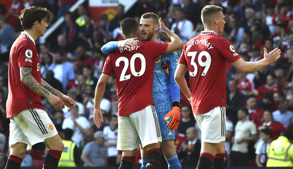 Kiper Manchester United, David De Gea bersama Diogo Dalot merayakan kemenangan atas Fulham pada laga pekan terakhir Liga Inggris 2022/2023 di Old Trafford Stadium, Manchester (28/5/2023). (AP Photo/Rui Vieira)