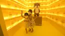 Dua anak perempuan bermain di arena petualangan bertema berang-berang Otah & Friends di Gardens by the Bay di Singapura pada 14 Desember 2020. (Xinhua/Then Chih Wey)