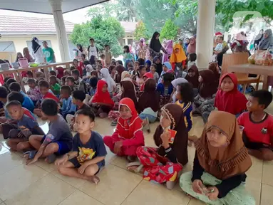 Anak-anak nelayan berkumpul di balai pada kegiatan donasi pendidikan di Pulau Tunda, Banten (02/10/2021). Kegiatan bersama komunitas Jurnalis Mancing Indonesia (JMI) bersama BUMN Indonesia Financial Group (IFG) merupakan bentuk aksi sosial, pendidikan dan lingkungan. (Liputan6.com/HO/JMI)