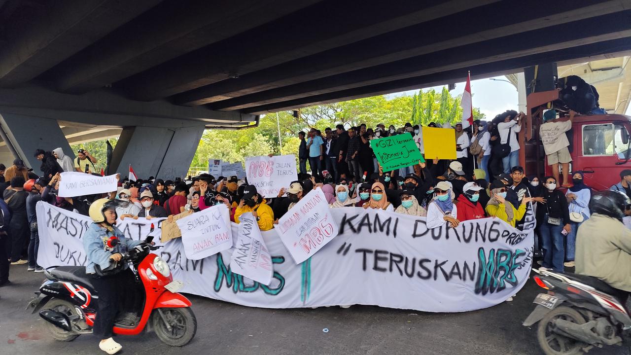 Berkacamata Hitam dan Masker, Aliansi Rakyat Sulsel Demo Dukung MBG Dilanjutkan