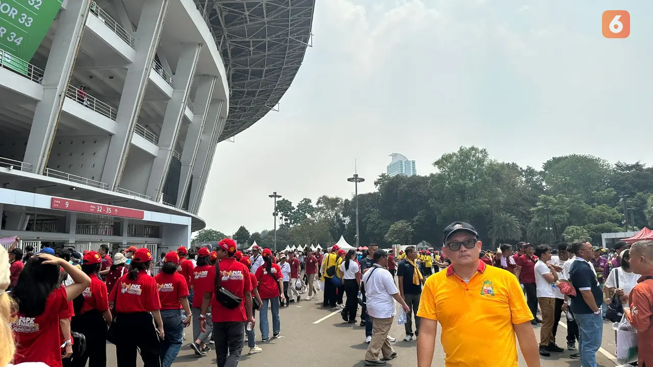 Hampir 90 ribu umat Katolik memadati Stadion Utama Gelora Bung Karno (GBK) untuk mengikuti Misa Akbar bersama Paus Fransiskus, Kamis (5/9/2024). (Liputan6.com/Benedikta Miranti)