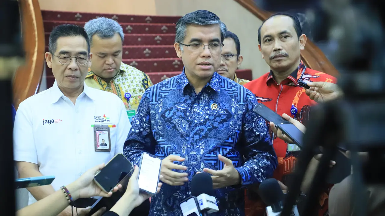 Menteri Ketenagakerjaan, Yassierli, berbicara kepada sejumlah wartawan di Gedung Pusat Kementerian Ketenagakerjaan. (Dok Kemnaker)