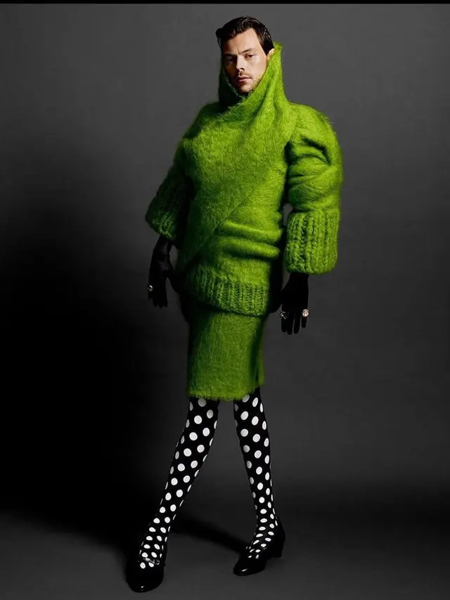 Gaya Harry Styles Kenakan Gaun dan Heels di Sampul Majalah Dazed, Patahkan Stereotip Gender