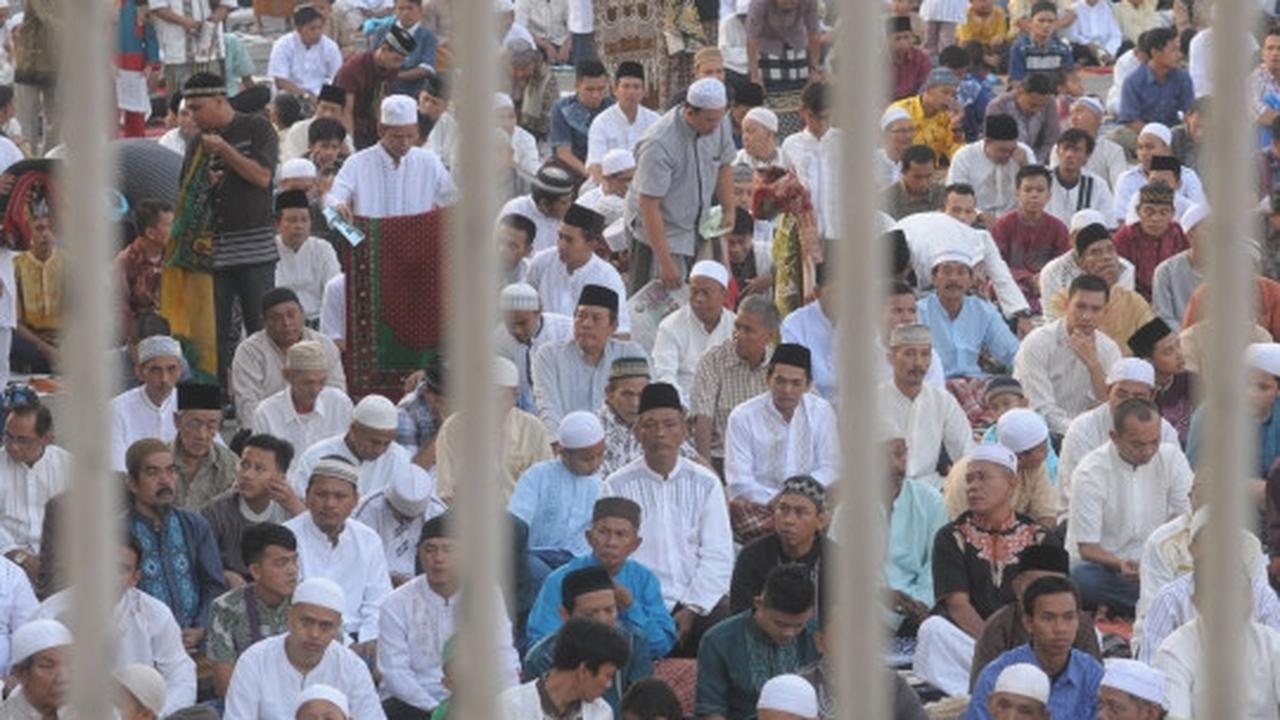 Ribuan warga Jatinegara gelar Salat Id di jalan raya