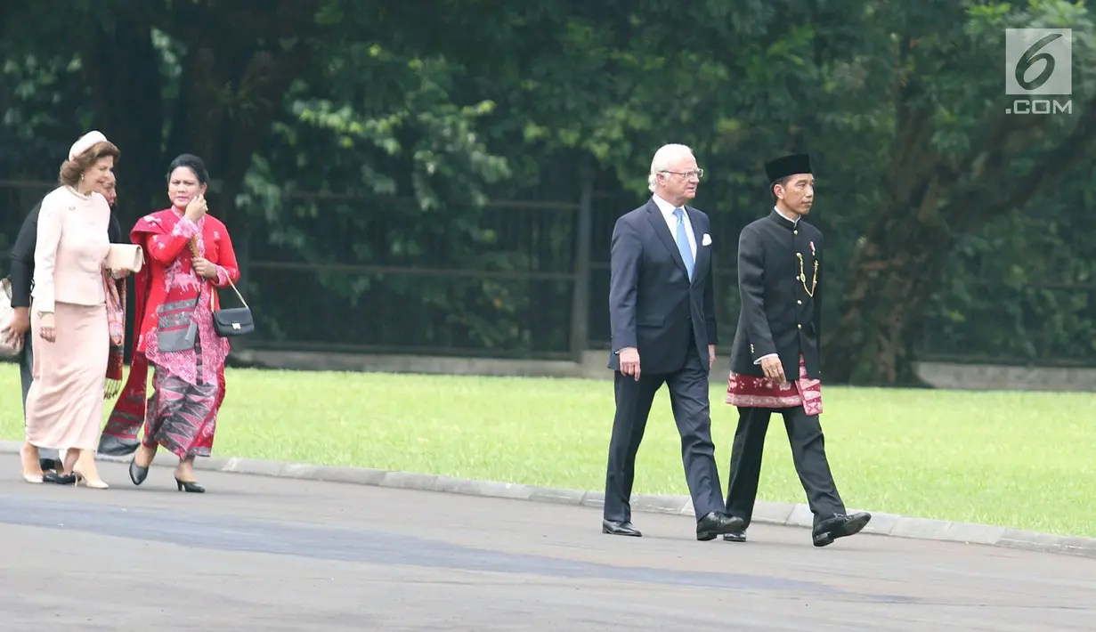 Presiden Joko Widodo bersama Ibu Iriana mendampingi Raja Carl XVI Gustaf dan istrinya Ratu Sylvia berjalan di taman halaman belakang Istana Bogor, Jawa Barat, Senin (22/5). (Liputan6.com/Angga Yuniar)