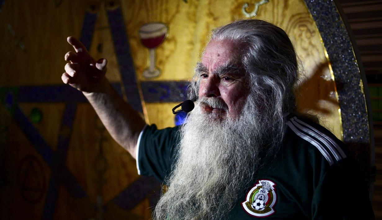 Peramal asal Meksiko, Antonio Vazquez, membaca mantra saat melakukan ritual di Meksiko City, Rabu (13/6/2018). Ritual tersebut dilakukan agar Timnas Meksiko sukses di Piala Dunia 2018. (AFP/Ronaldo Schemidt)