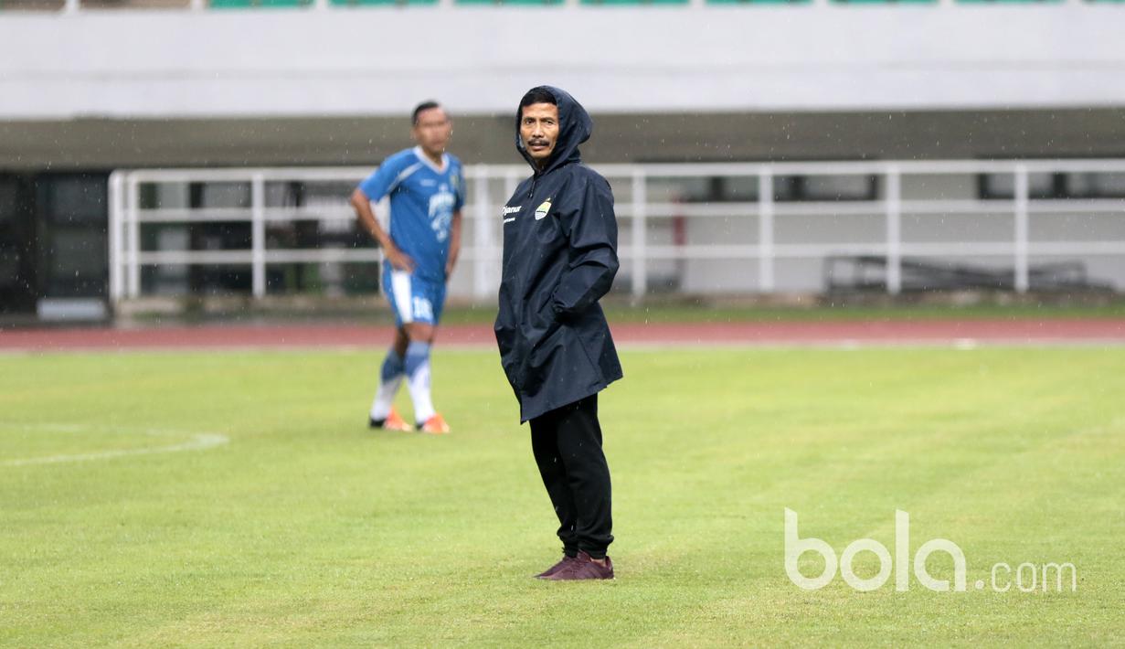 Pelatih Persib Bandung, Djadjang Nurjaman memimpin sesi latihan tim di Stadion Pakansari, Bogor, Jumat (10/3/2017). (Bola.com/Nicklas Hanoatubun)