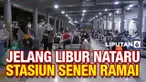 Kepadatan calon penumpang di stasiun Pasar Senen, Jakarta mulai terlihat jelang libur Natal dan Tahun Baru 2022. Warga mulai meninggalkan Ibu Kota untuk berlibur atau mengunjungi keluarga.