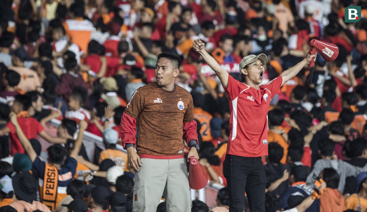 Suporter Persija Jakarta, The Jakmania, memberikan dukungan saat melawan Johor Darul Ta'zim pada laga Piala AFC di SUGBK, Jakarta, Selasa (10/4/2018). Persija menang 4-0 atas JDT. (Bola.com/Vitalis Yogi Trisna)