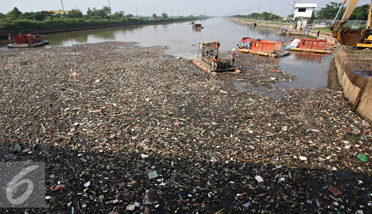 Petugas membersihkan sampah di Pintu Air Marunda Hilir, Jakarta, Selasa (17/5). Perilaku buruk warga buang sampah sembarangan menyebabkan sampah selalu menumpuk di pintu air tersebut, meskipun setiap hari dibersihkan. (Liputan6.com/Immaniel Antonius)