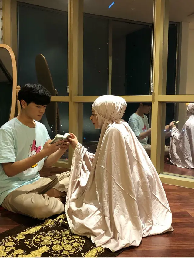 6 Momen Ayana Moon Ajari Sang Adik Mengaji, Penuh Kehangatan