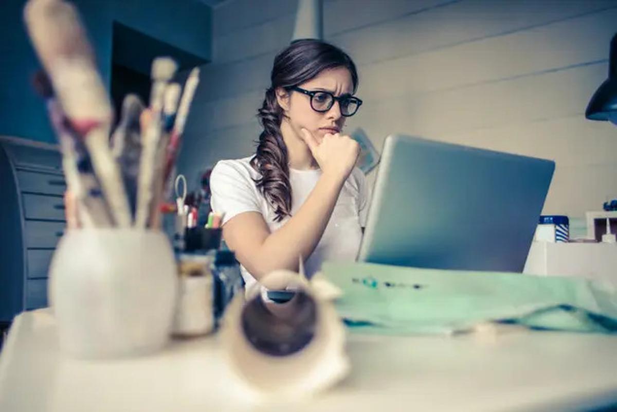 5 Tips Jaga Kesehatan Mata Saat Bekerja di Depan Laptop Seharian