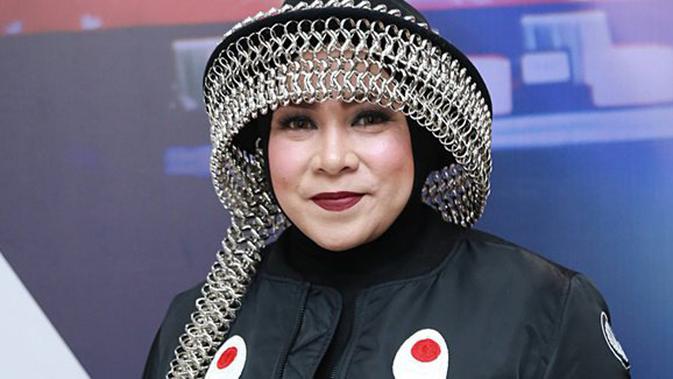Tampil Nyentrik Lagi Melly Goeslaw Pake  Hijab dengan 