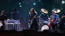 Penampilan band Foo Fighters saat menghibur penonton di Brit Awards 2018 di London, Rabu (21/2). Brit Awards adalah penghargaan musik tahunan di Inggris yang didirikan oleh British Phonographic Industry. (Joel C Ryan / Invision / AP)