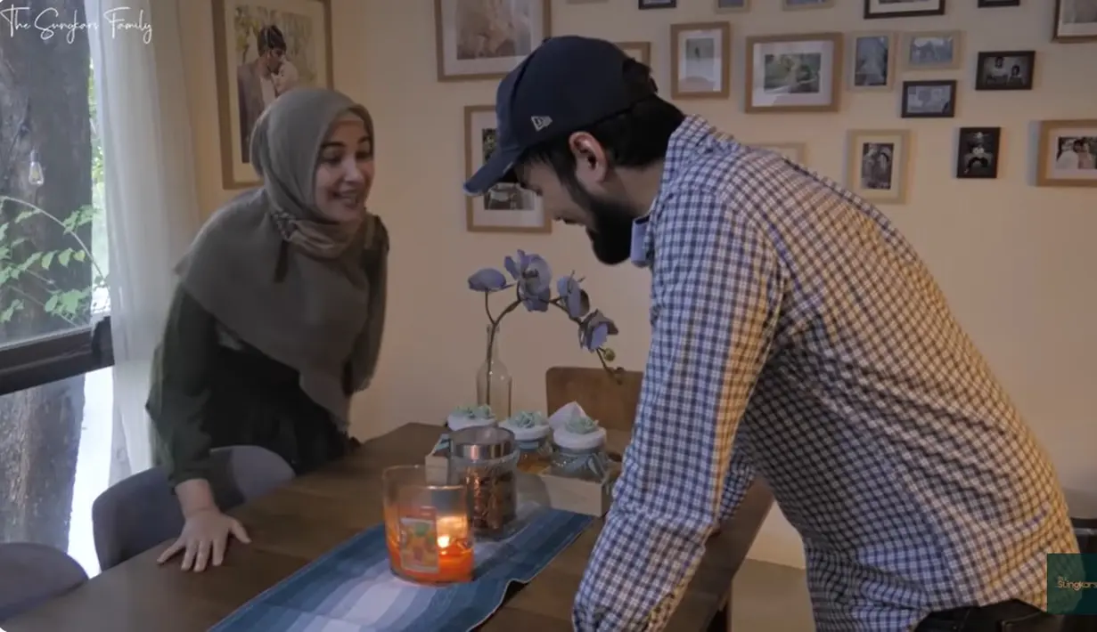 Tidak jauh dari ruang keluarga ada meja makan berukuran sedang yang terbuat dari kayu. Rumah pasangan ini mengusung konsep modern. [Youtube/The Sungkars]