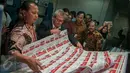 Ketua Komisi Pemilihan Umum (KPU) DKI Jakarta, Sumarno mengecek pencetakan kertas surat suara Putaran Kedua Pilkada DKI 2017 di Percetakan PT. Gramedia Printing, Cikarang, Jawa Barat, Kamis (23/3). (Liputan6.com/Gempur M Surya)