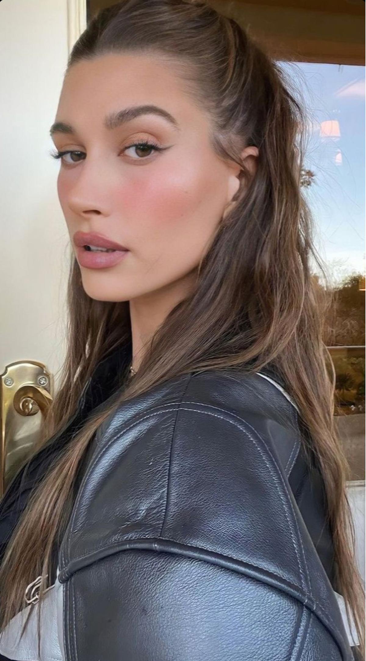 Hailey Bieber: Dari Entrepreneur Hingga Ikon Fashion, Ini Rahasia Kesuksesannya