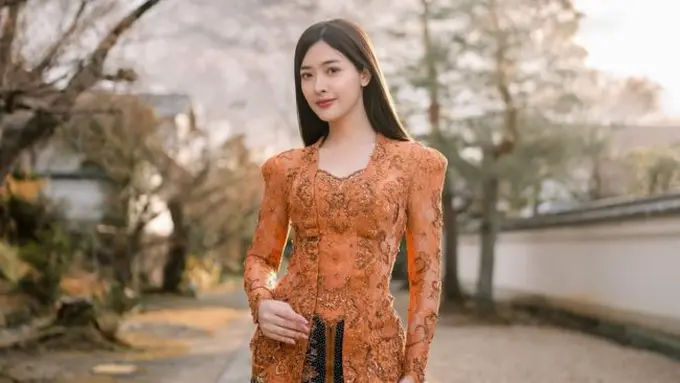 8 Inspirasi Model Kebaya Ala Dara Sarasvati (credit: instagram/darasarasvaati)