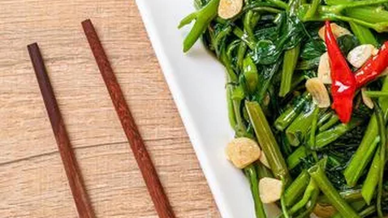 Kangkung adalah sayuran hijau yang sangat populer di Indonesia. Selain sangat mudah didapat dan harganya terjangkau, kangkung juga mudah untuk dimasak. Siapa saja bisa mengolah sayur yang satu ini, di mana menu yang paling populer adalah tumis dan cah kan