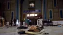Sehwan, Provinsi Sindh, di Provinsi Sindh, Pakistan selatan, Kamis (16/2). Sedikitnya 70 orang tewas dan ratusan lainnya mengalami luka-luka dalam serangan bunuh diri itu. (YOUSUF NAGORI/AFP)