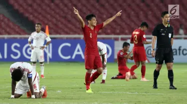 Pemain Timnas Indonesia U-19, Witan Sulaeman merayakan kemenangan atas Uni Emirat Arab U-19 pada penyisihan Grup A Piala AFC U-19 2018 di Stadion GBK, Jakarta, Rabu (24/10). Indonesia unggul 1-0, melaju ke perempat final. (Liputan6.com/Helmi Fithriansyah)