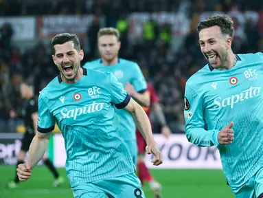 Pemain Bologna, Federico Bernardeschi, melakukan selebrasi setelah mencetak gol ke gawang AS Roma pada babak 16 besar Liga Europa di Stadion Olimpico, Roma, Jumat (20/3/2026). (AFP/Alberto Pizzoli)