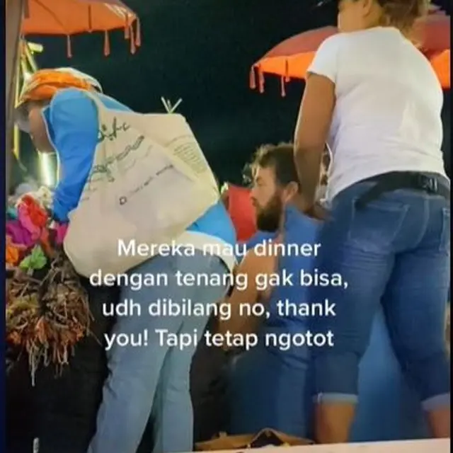 Beredar Video Pedagang Keliling di Bali Kembali Paksa Turis Asing untuk Membeli