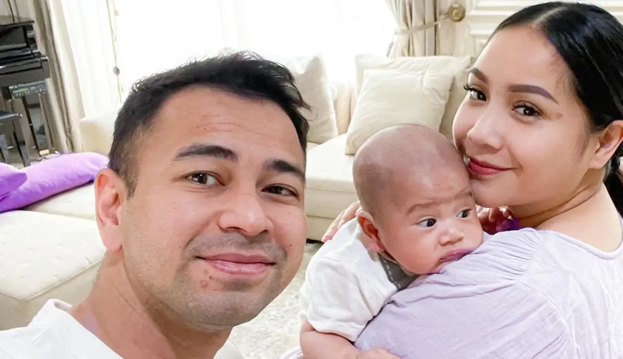 Raffi Ahmad juga sempat mengungkapkan rasa cintanya kepada Nagita Slavina lewat sebuah foto selfie bertiga. Terlihat menggendong Rayyanza, Nagita mengekana blouse kasual bernuansa ungu muda, sedangkan Raffi Ahmad juga tampil simpel dengan white t-shirt polos. Foto: Instagram.