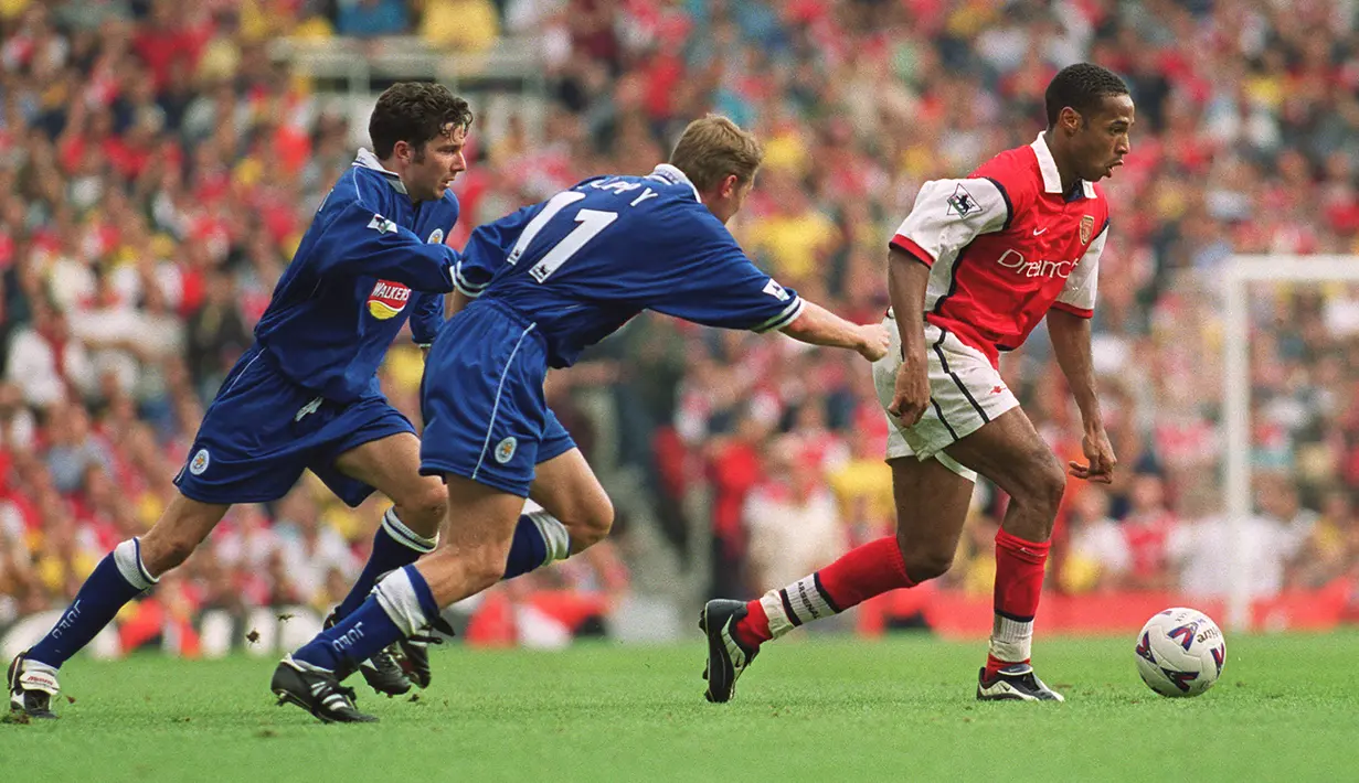 Thierry Henry. Eks striker Prancis berusia 45 tahun yang pensiun pada Januari 2015 bersama New York Red Bull ini pernah berseragam Arsenal selama 8 musim mulai 1999/2000 hingga 2006/2007. Ia didatangkan The Gunners dari Juventus dengan nilai transfer 16,1 juta euro. Di musim debutnya ia berhasil mencetak total 26 gol dari 48 laga, dengan rincian 17 gol di Liga Inggris, 7 gol di Piala UEFA, 1 gol di Liga Champions dan 1 gol di Piala Liga. Pada awal musim 2007/2008 ia meninggalkan Arsenal untuk bergabung dengan Barcelona. (AFP/Adrian Dennis)