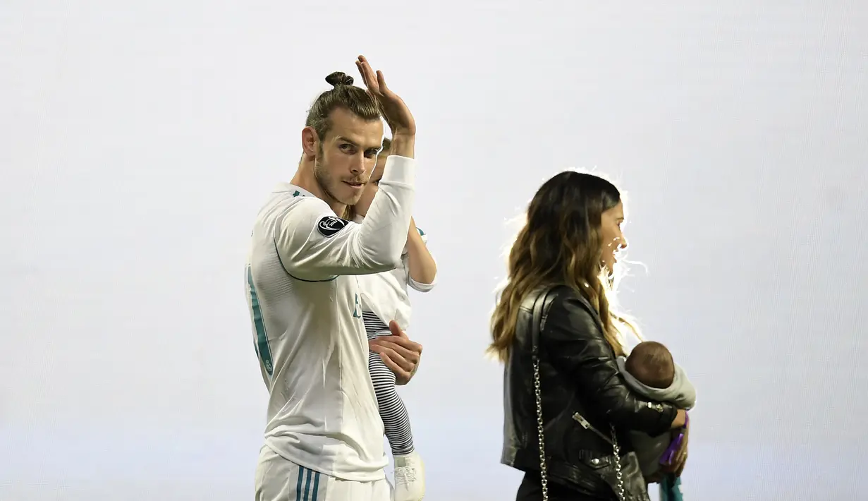 Adu sprint kala itu membuat bek Barcelona tersebut tertinggal jauh. Gol Gareth Bale saat itu akan selalu dikenang oleh pendukung Real Madrid dan Barcelona. (AFP/Oscar del Pozo)
