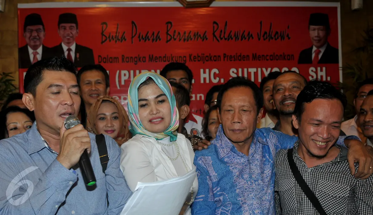 Relawan Jokowi didampingi Sutiyoso (kedua kanan) saat membacakan deklarasi dukungan kepada Ketum PKPI tersebut sebagai calon Kepala Badan Intelijen Negara (BIN), di Jakarta, Kamis (25/6/2015). (Liputan6.com/Johan Tallo)