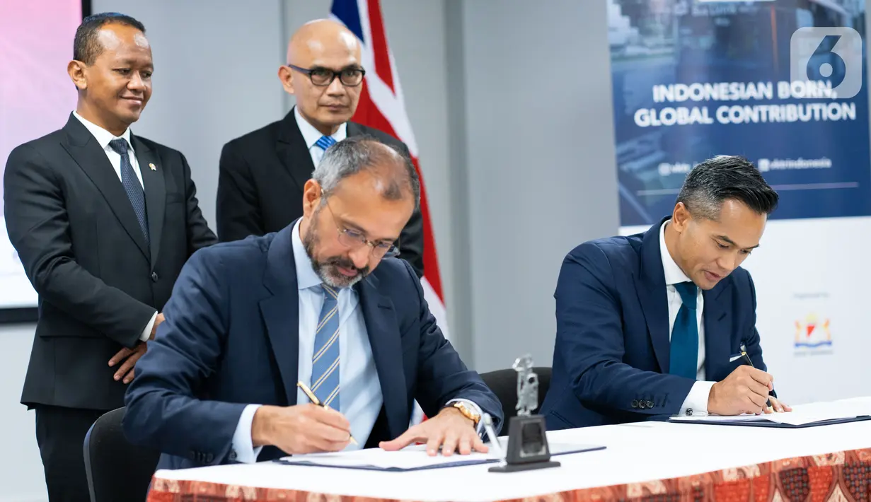 (ki-ka) CEO Britishvolt Orral Nadjari dan Ketua Dewan Pertimbangan KADIN Indonesia / Presdir PT Bakrie & Brothers Anindya Bakrie menandatangani naskah kerjasama (MoU) untuk mempercepat transisi net zero (Net Zero Hub) di Indonesia, Inggris, Rabu (23/3/2022). (Liputan6.com/HO/KADIN)