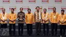 Presiden RI Joko Widodo bersama Oesman Sapta dan Gubernur DKI Jakarta Basuki Tahja Purnama (Ahok) foto bersama saat Pelantikan DPP Hanura tahun 2016 - 2020 di Sentul International Convention Centre, Bogor, Rabu (22/02). (Liputan6.com/Johan Tallo)