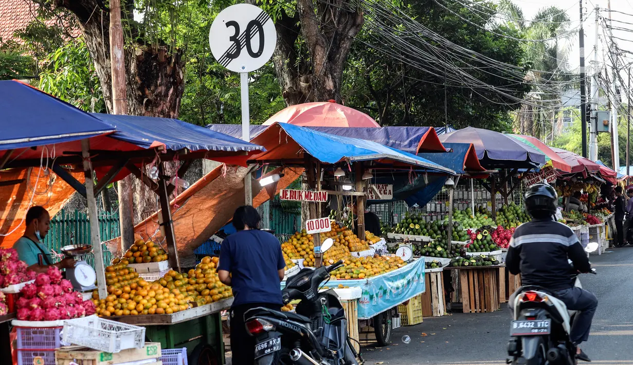 Suasana Pedagang Kaki Lima di kebayoran lama, Jakarta, Selasa (21/9/2021). Untuk mendorong pertumbuhan ekonomi dampak PPKM pemerintah mempercepat penyaluran Bantuan Langsung Tunai (BLT) untuk Pedagang Kaki Lima (PKL). (Liputan6.com/Johan Tallo)