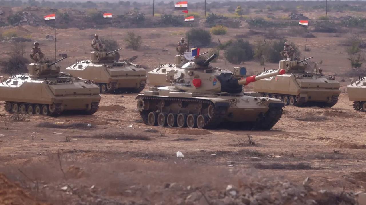 Pertempuran pasukan Hamas Palestina dengan militer Israel semakin panas. <br><br>Kondisi ini membuat Mesir menempatkan tank-tank dan kendaraan lapis bajanya di wilayah dekat perbatasan Rafah dengan Jalur Gaza.<br>