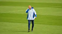 Reaksi pelatih Italia Luciano Spalletti saat mengawasi sesi latihan MD-1 timnya menjelang laga terakhir fase grup Euro 2024, di base camp di Iserlohn, Minggu (23/6/2024). (Alberto PIZZOLI / AFP)