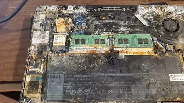 6 Potret Laptop Rusak Parah Ini Sangat Memprihantinkan, Bikin Elus Dada