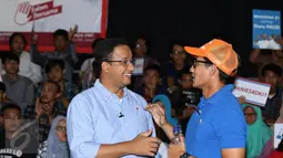 Cagub DKI Jakarta, Anies Baswedan (kiri) berbincang bersama Cawagub Sandiaga S Uno usai melakukan tatap muka dengan pemuda di GOR Jakarta Timur, Rabu (4/1). Anies Sandi memaparkan rencana pembangunan sarana olahraga. (Liputan6.com/Helmi Fithriansyah)